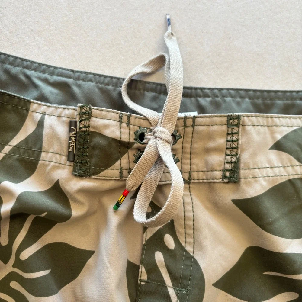 Surf‎ Quiksilver Board Shorts Tan Green Monstera Leaf Print